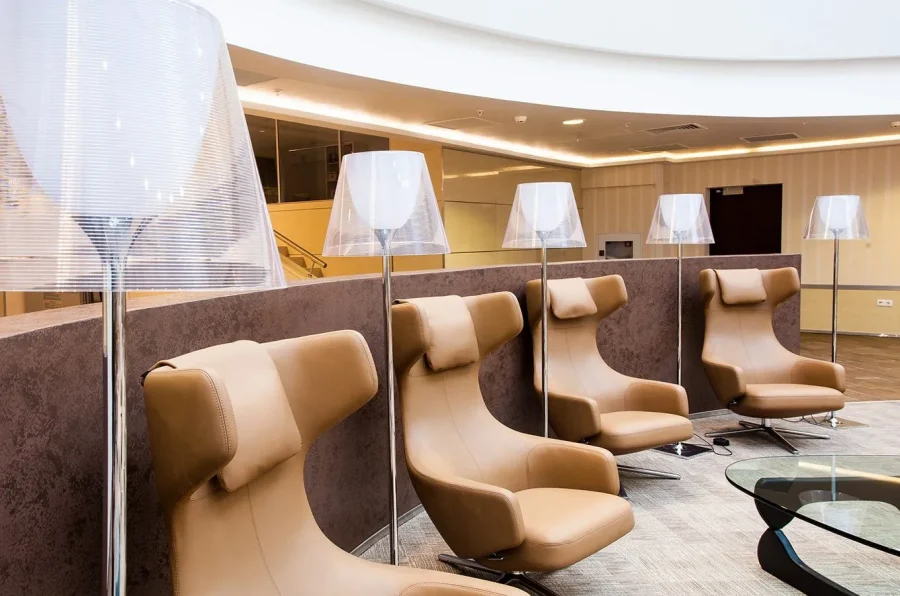 Бизнес-терминал Пулково-3: что скрывается за дверями VIP-зала 33 Интерьер VIP-зала Пулково с комфортной зоной отдыха и персональным обслуживанием