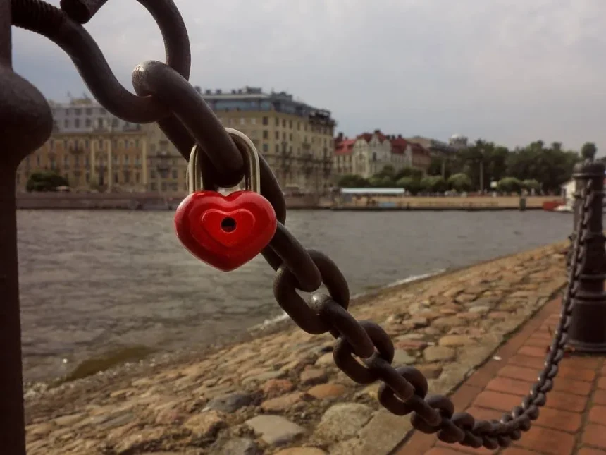 Санкт-Петербург – город, окутанный историями и легендами о любви. Здесь особая энергетика, располагающая к романтическим чувствам. В северной столице существует множество мест с таинственной силой, помогающей в любовных делах. Раскрываем самые действенные локации, где можно загадать желание о любви и отношениях.