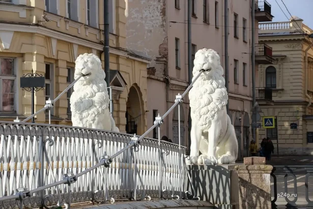 На Марсовом поле, 27 января пройдет реконструкция артиллерийского салюта, которым в 1944 праздновали полное снятие блокады. Будут установлены дивизионные орудия военных лет, именно те, которые участвовали в сражениях и принесли свободу нашему городу.