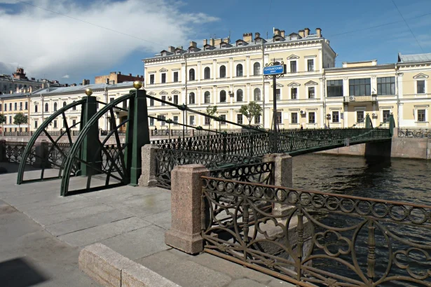 В Петербурге в честь 75-летия прорыва блокады Ленинграда, 18 января, зажгут сотни свечей на набережной у мемориала «Блокадная полынья» на Фонтанке, где ветераны расскажут про жизнь в осажденном городе. Также мероприятие будет сопровождаться музыкой Шостаковича.