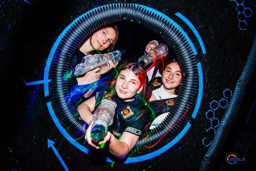 Превратиться в космического десантника или городского снайпера? В Петербурге работает 15+ лазертаг-арен с ценами от 300₽. Собрали все адреса, актуальные тарифы и особенности каждого клуба — от семейных центров до тактических полигонов.