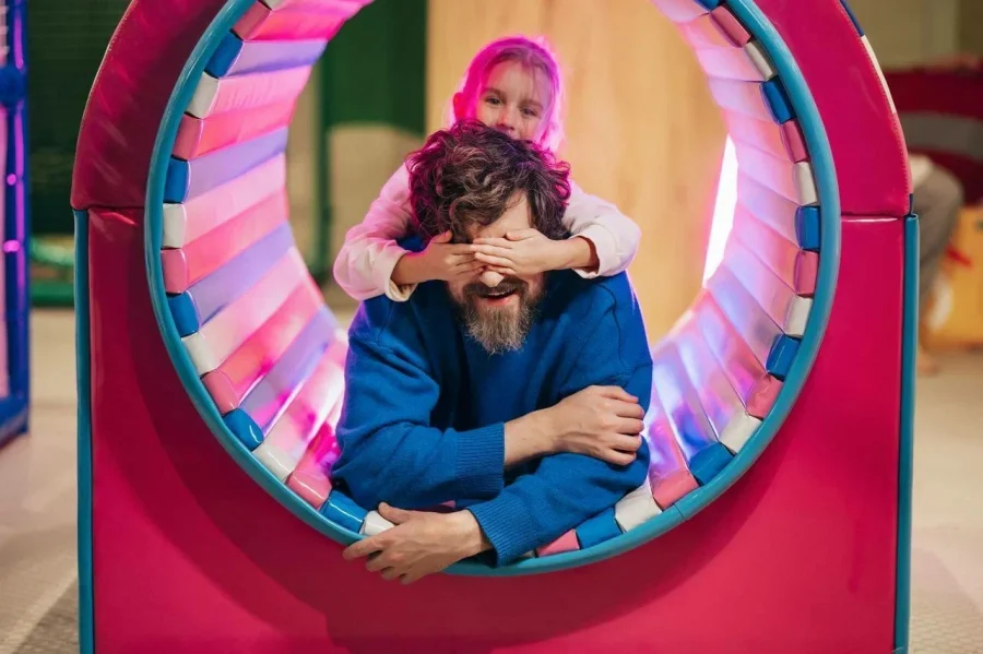 114 интересных мест куда сходить с детьми в Петербурге 55 Парки аттракционов, интерактивные музеи, игровые центры, детские театры, кафе с анимацией, батутные парки и контактные зоопарки – куда сходить с ребенком в Петербурге? В подборке 114 мест для семейного отдыха.