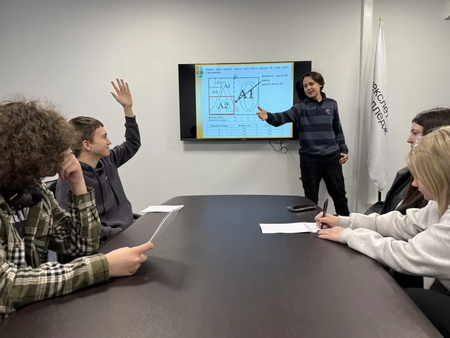 Лучшие частные школы Петербурга: ТОП-15 учебных заведений для вашего ребенка 48 Например, в школе Priviata внимание уделяется игровым подходам и развитию критического мышления и креативности. Лицей «Паскаль» и школа «Аксон» подчеркивают важность индивидуального подхода и всестороннего развития учеников. В школе «Деловая волна» сочетаются российские и британские образовательные стандарты, а «Тет-А-Тет» привлекает сильным акцентом на творчество и искусства. Эти и другие частные школы Петербурга обеспечивают высокий уровень обучения и подготовку к современной жизни.