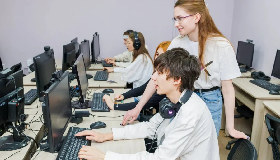 Лучшие частные школы Петербурга: ТОП-15 учебных заведений для вашего ребенка 46 Например, в школе Priviata внимание уделяется игровым подходам и развитию критического мышления и креативности. Лицей «Паскаль» и школа «Аксон» подчеркивают важность индивидуального подхода и всестороннего развития учеников. В школе «Деловая волна» сочетаются российские и британские образовательные стандарты, а «Тет-А-Тет» привлекает сильным акцентом на творчество и искусства. Эти и другие частные школы Петербурга обеспечивают высокий уровень обучения и подготовку к современной жизни.