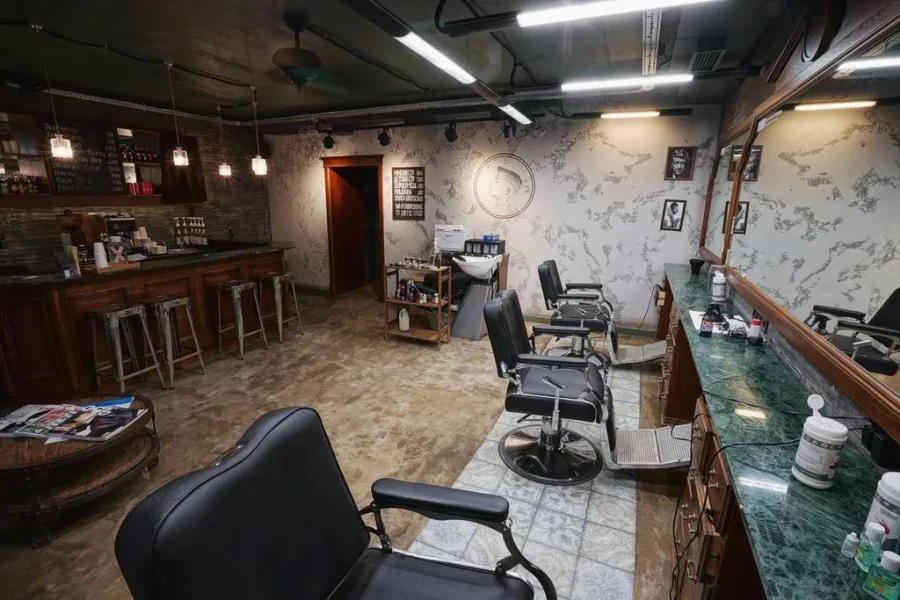 17 креативных парикмахерских Петербурга: от авангарда до классики 46 Места, где волосы превращаются в искусство, а стрижка становится актом самовыражения. От панк-эстетики до корейских трендов — выбрали студии, где мастера не боятся экспериментов.