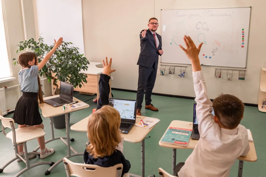 Лучшие частные школы Петербурга: ТОП-15 учебных заведений для вашего ребенка 26 Например, в школе Priviata внимание уделяется игровым подходам и развитию критического мышления и креативности. Лицей «Паскаль» и школа «Аксон» подчеркивают важность индивидуального подхода и всестороннего развития учеников. В школе «Деловая волна» сочетаются российские и британские образовательные стандарты, а «Тет-А-Тет» привлекает сильным акцентом на творчество и искусства. Эти и другие частные школы Петербурга обеспечивают высокий уровень обучения и подготовку к современной жизни.