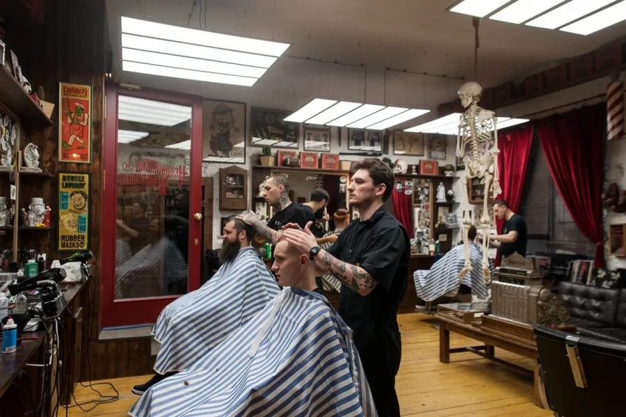 17 креативных парикмахерских Петербурга: от авангарда до классики 48 Места, где волосы превращаются в искусство, а стрижка становится актом самовыражения. От панк-эстетики до корейских трендов — выбрали студии, где мастера не боятся экспериментов.