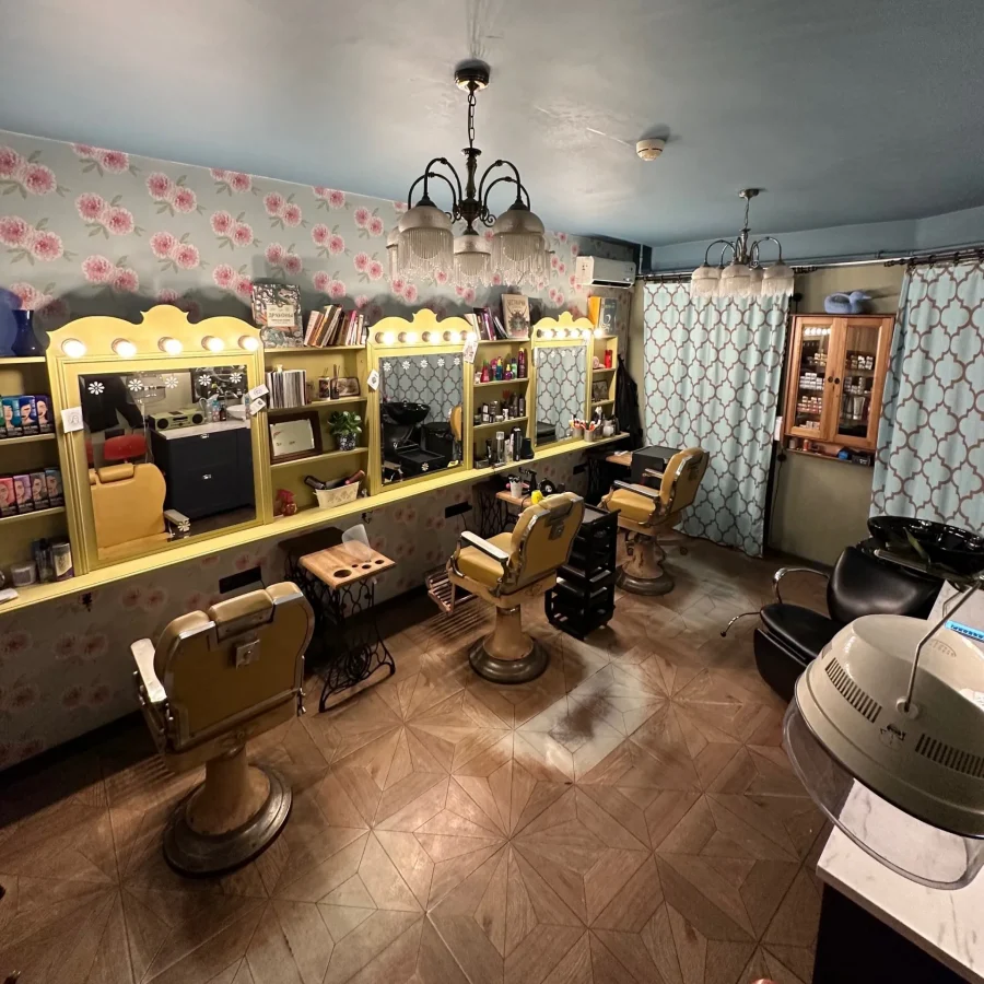 17 креативных парикмахерских Петербурга: от авангарда до классики 44 Места, где волосы превращаются в искусство, а стрижка становится актом самовыражения. От панк-эстетики до корейских трендов — выбрали студии, где мастера не боятся экспериментов.