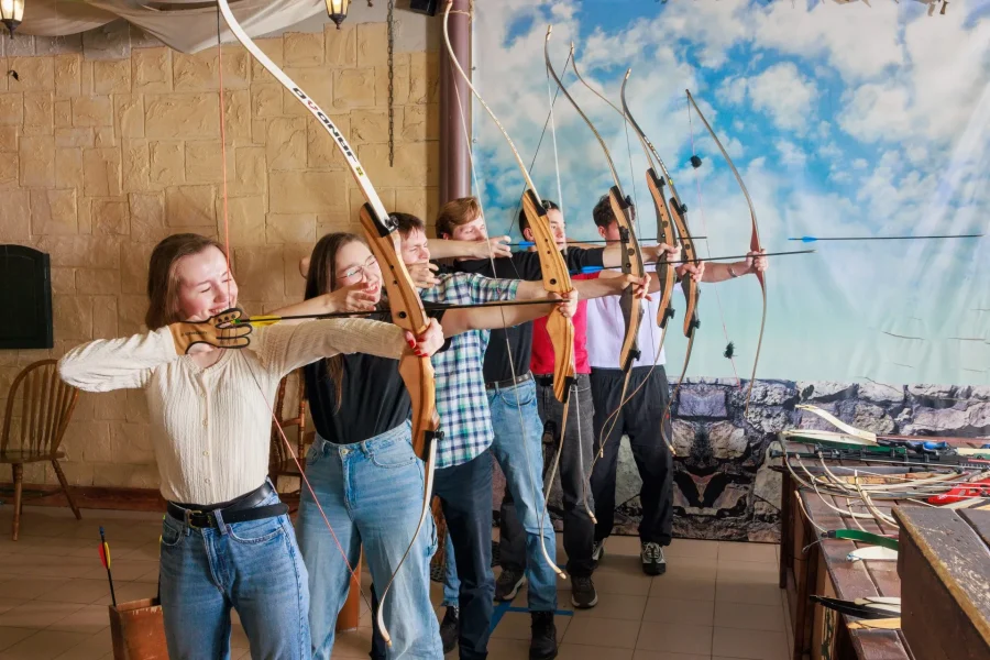 Где пострелять одному или с компанией — 15 стрелковых клубов Петербурга 47 Почувствовать себя метким стрелком и выйти за рамки компьютерных игр просто — достаточно посетить один из стрелковых клубов Петербурга. От пневматики до боевого оружия, от луков до легендарного пулемёта «Максим» — выбор огромен. PITER.NOW собрал 15 проверенных мест, где можно метко стрелять, учиться обращаться с оружием и просто отлично провести время.