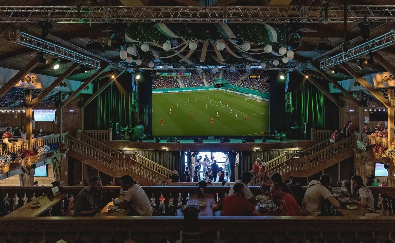 Спортбары Петербурга готовятся к главным играм сезона. 15 проверенных мест от 1000₽: гигантские фан-зоны с ревом на 1000 человек, камерные пабы для фанатов "Ливерпуля", локальные чемпионы спальных районов с 17 экранами.