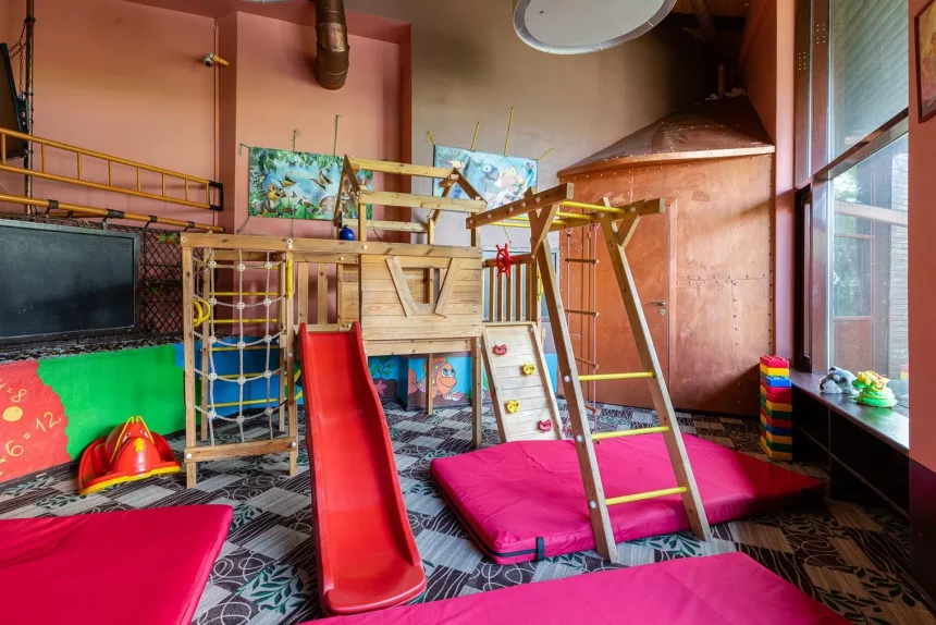 Сегодня петербургские родители бронируют семейные рестораны с детскими комнатами за неделю. 15 мест от 800₽ до 5000₽ на семью — игровые зоны от 20 до 4200 м², профессиональные няни, бесплатные мастер-классы. Проверенные адреса с парковкой в центре и спальных районах.