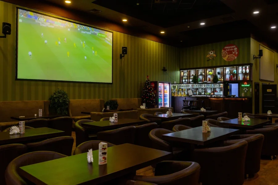 14 спортбаров Петербурга для просмотра футбола 56 Спортбары Петербурга готовятся к главным играм сезона. 15 проверенных мест от 1000₽: гигантские фан-зоны с ревом на 1000 человек, камерные пабы для фанатов "Ливерпуля", локальные чемпионы спальных районов с 17 экранами.