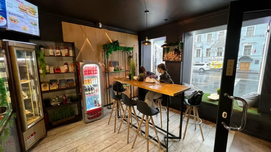 15 мест где вкуснее всего для веганов в Санкт-Петербурге 64 В 11:47 включается тестомес — через 13 минут будут веганские круассаны за 180₽. Растительная сцена Петербурга выросла от выживания до процветания. 15 мест, где веганам готовят вкусно: от сыроедческих десертов в особняке XIX века до неаполитанской пиццы с сейтаном.