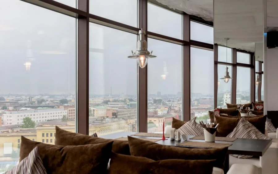 Ресторан «Я люблю…La panorama»: ужин на высоте 60 метров с видом на Финский залив 13 В 16:15 солнце касается горизонта Финского залива, и весь зал на 15 этаже замирает у окон. Панорамный ресторан в бизнес-центре на 26-й линии Васильевского — место для тех, кто ценит вид больше суеты. Средний чек 3000-4000₽.