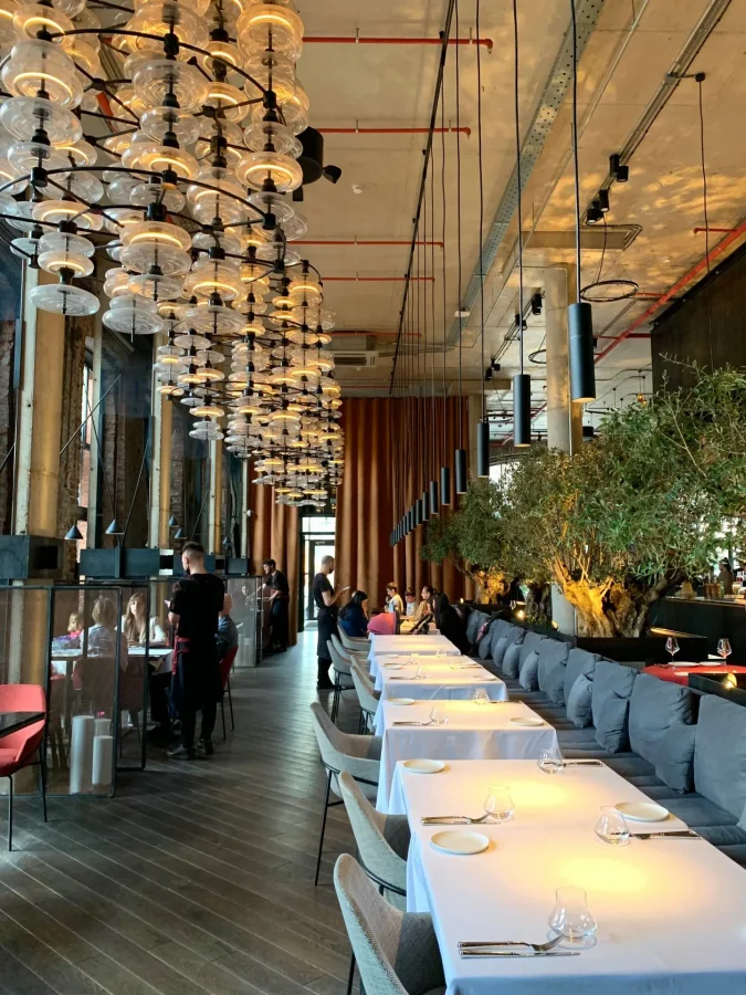 10 ресторанов итальянской кухни, которые стоит посетить 39 Паста ручной работы, пицца из дровяной печи, вина Пьемонта. Аутентичные траттории с шумом как в Неаполе, премиальные остерии с открытой кухней, семейные с детскими комнатами.