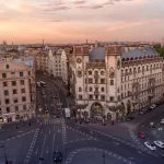 Район с двойным дном. Утром — особняк балерины, любовницы императора. Вечером — подвал котельной, где Цой писал песни между сменами. Петроградская сторона соединяет имперский модерн и ленинградский андеграунд, мечеть с бирюзовым куполом и граффити во дворах. Этот маршрут — 6,5 километров через три эпохи: от Серебряного века до рок-клуба.