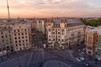 Район с двойным дном. Утром — особняк балерины, любовницы императора. Вечером — подвал котельной, где Цой писал песни между сменами. Петроградская сторона соединяет имперский модерн и ленинградский андеграунд, мечеть с бирюзовым куполом и граффити во дворах. Этот маршрут — 6,5 километров через три эпохи: от Серебряного века до рок-клуба.