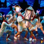 В этом сезоне петербургские ёлки разделились на два мира. В одном дети танцуют мазурку в императорских залах, в другом запускают химические реакции и ловят жидкий азот. Двенадцать проверенных вариантов от 600 до 9000 рублей.