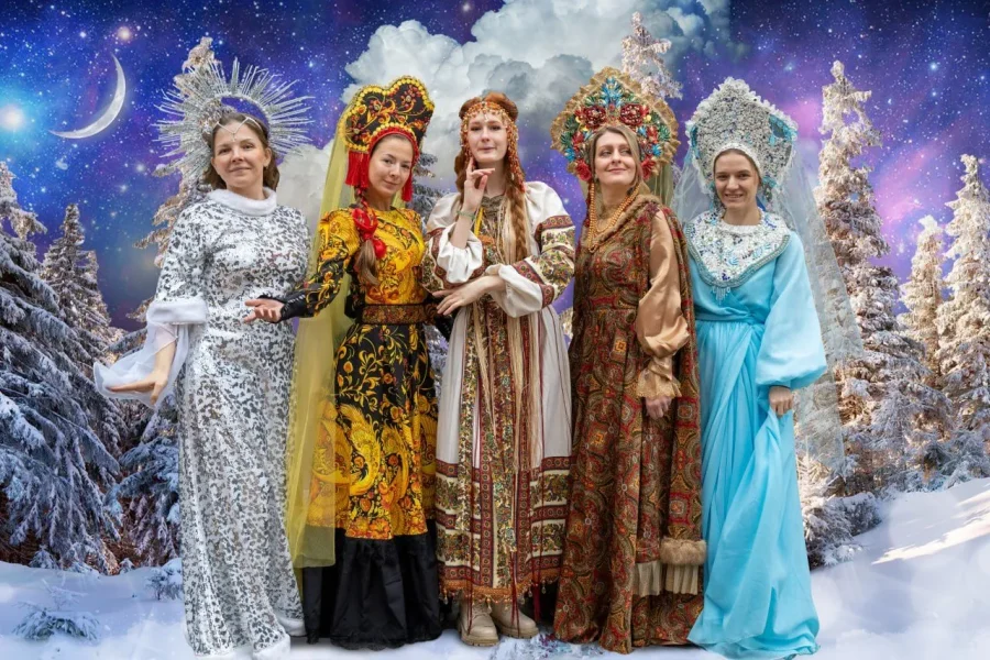 Детские ёлки в Петербурге 2026: 12 представлений от дворцовых балов до научных квестов 26 В этом сезоне петербургские ёлки разделились на два мира. В одном дети танцуют мазурку в императорских залах, в другом запускают химические реакции и ловят жидкий азот. Двенадцать проверенных вариантов от 600 до 9000 рублей.