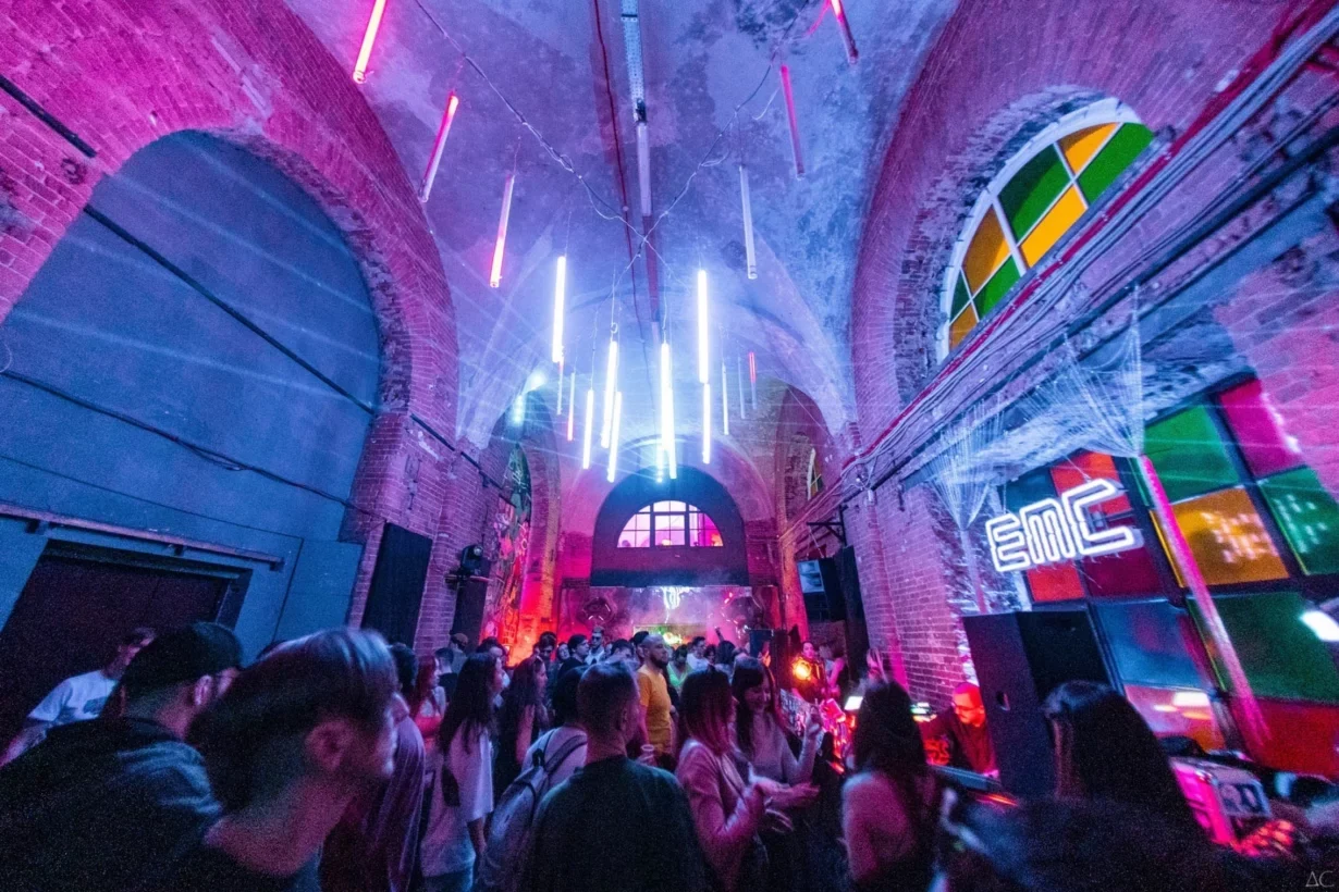 13 площадок для встречи Нового года 2026 в Петербурге 44 Клуб Blank в Санкт-Петербурге — новогодняя вечеринка с бурлеск-шоу