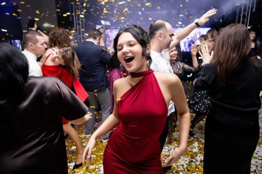 12 ресторанов, где отметить Новый год 2026 в Петербурге 44 Станьте частью бурлеск-шоу, отправьтесь в кулинарное путешествие или примерьте роль героя любимого фильма — Петербург знает, как удивить вас в новогоднюю ночь!