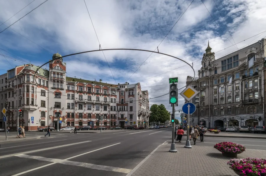 Пеший маршрут по парадоксальной Петроградке: 14 мест за 5 часов 42 Район с двойным дном. Утром — особняк балерины, любовницы императора. Вечером — подвал котельной, где Цой писал песни между сменами. Петроградская сторона соединяет имперский модерн и ленинградский андеграунд, мечеть с бирюзовым куполом и граффити во дворах. Этот маршрут — 6,5 километров через три эпохи: от Серебряного века до рок-клуба.