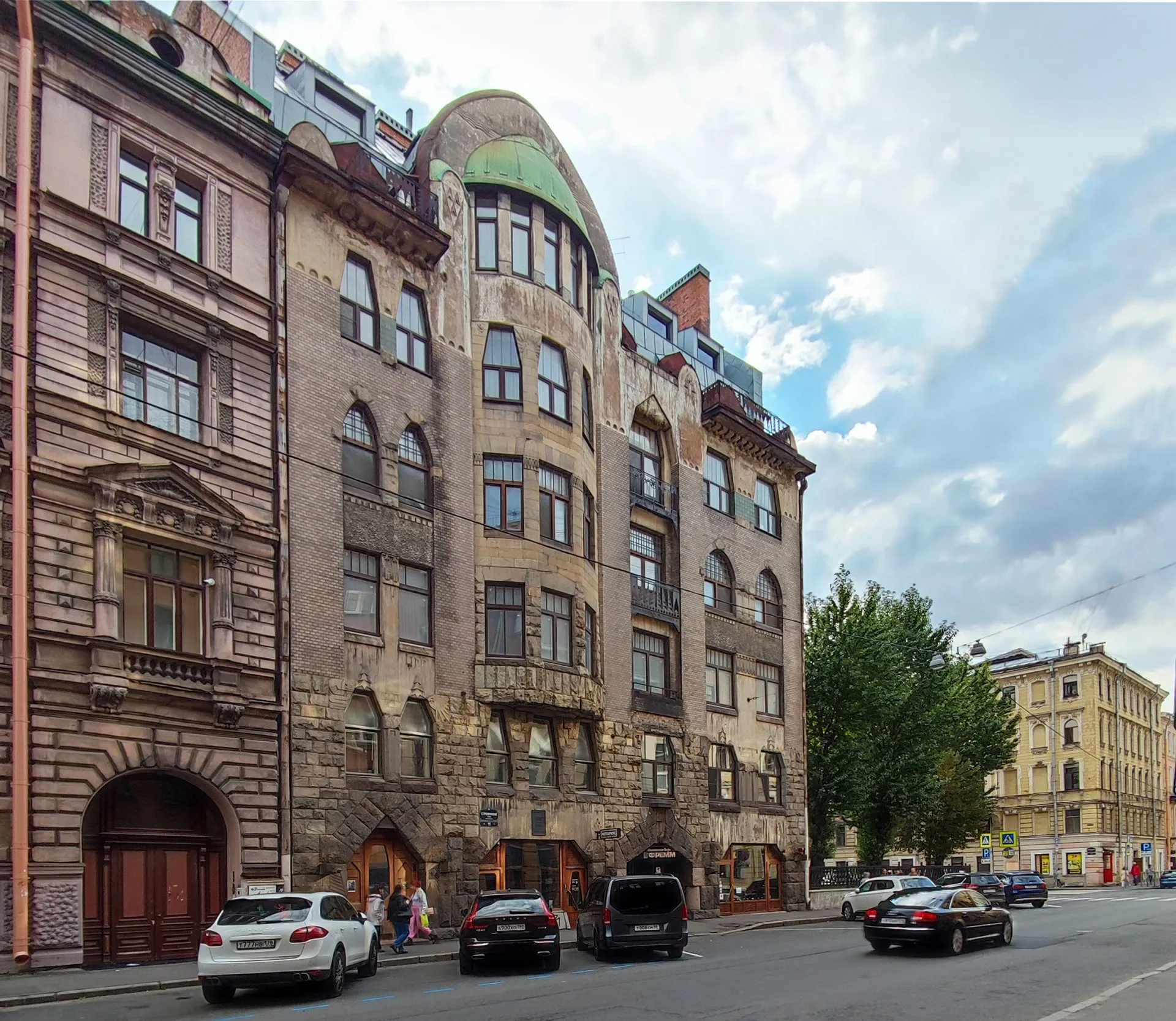 15 новогодних ярмарок Петербурга 2025–2026: от Манежной до Севкабеля 50 Город замерзает, но оживает. Новогодние ярмарки Петербурга работают с 13 декабря по середину января на 15 площадках. Бесплатные катки на Манежной, глинтвейн у очагов Новой Голландии, винтаж на барахолке Севкабеля. Трдельники за 350₽, сбитень на меду, пихты от 5000₽.