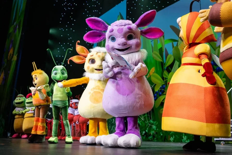 Детские ёлки в Петербурге 2026: 12 представлений от дворцовых балов до научных квестов 31 В этом сезоне петербургские ёлки разделились на два мира. В одном дети танцуют мазурку в императорских залах, в другом запускают химические реакции и ловят жидкий азот. Двенадцать проверенных вариантов от 600 до 9000 рублей.