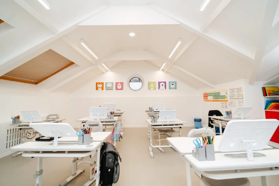 Лучшие частные школы Петербурга: ТОП-15 учебных заведений для вашего ребенка 38 Например, в школе Priviata внимание уделяется игровым подходам и развитию критического мышления и креативности. Лицей «Паскаль» и школа «Аксон» подчеркивают важность индивидуального подхода и всестороннего развития учеников. В школе «Деловая волна» сочетаются российские и британские образовательные стандарты, а «Тет-А-Тет» привлекает сильным акцентом на творчество и искусства. Эти и другие частные школы Петербурга обеспечивают высокий уровень обучения и подготовку к современной жизни.