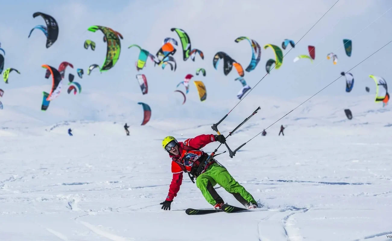 Катки с искусственным льдом работают до +10°C — больше никаких отмен из-за оттепели. В этом сезоне 17 проверенных мест: от ледяных троп через сосновый лес до снегоходов по Ладоге. Цены стартуют от 300₽, но на популярных площадках бронь онлайн стала обязательной.