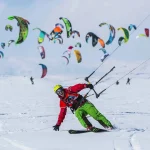 Катки с искусственным льдом работают до +10°C — больше никаких отмен из-за оттепели. В этом сезоне 17 проверенных мест: от ледяных троп через сосновый лес до снегоходов по Ладоге. Цены стартуют от 300₽, но на популярных площадках бронь онлайн стала обязательной.