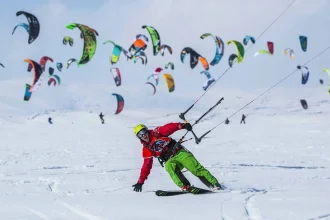 Катки с искусственным льдом работают до +10°C — больше никаких отмен из-за оттепели. В этом сезоне 17 проверенных мест: от ледяных троп через сосновый лес до снегоходов по Ладоге. Цены стартуют от 300₽, но на популярных площадках бронь онлайн стала обязательной.