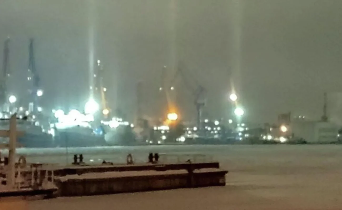 Если вчера утром вы выглянули в окно и увидели в небе странные светящиеся столбы, уходящие вверх от фонарей, — не пугайтесь! Это не НЛО и не апокалипсис, а редкое и очень красивое природное явление — световые столбы. И да, нам с вами повезло его застать прямо в Петербурге!