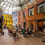 Кольцевой маршрут от метро и обратно: мистическая парадная с консьержем, дворы Достоевского, розовая лестница на крышу и точка, где загадывают желания. 12 точек, 4 километра, один район — и ощущение, что побывали в трёх разных Петербургах.