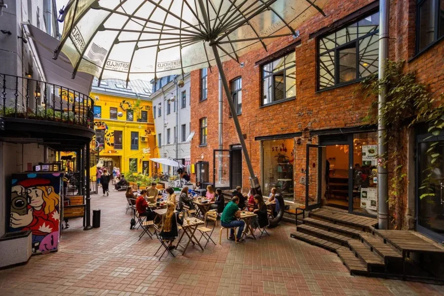 Прогулка вокруг Сенной: от Ротонды до Семимостья за 3 часа 40 Кольцевой маршрут от метро и обратно: мистическая парадная с консьержем, дворы Достоевского, розовая лестница на крышу и точка, где загадывают желания. 12 точек, 4 километра, один район — и ощущение, что побывали в трёх разных Петербургах.