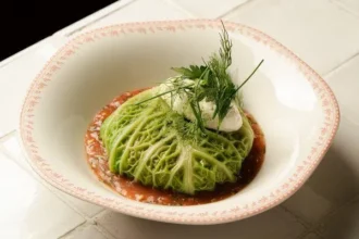 Ресторатор Виктор Федотов открыл «Белый Рябчик» в отреставрированном доходном доме на Петроградке. Шеф Роман Найзабеков готовит русскую кухню на открытом огне: калачи с галаганом, солянку с мозговой костью, перепелов на огне.