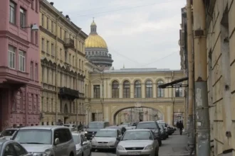 Историческое здание Главпочтамта продано за 1,5 млрд рублей. Новый владелец планирует создать гастрономический кластер и общественное пространство.