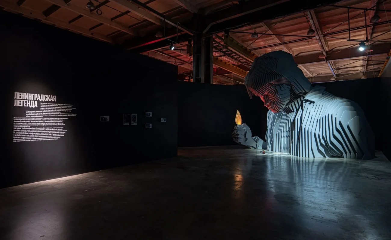 В Севкабель Порту работает масштабная выставка-байопик «Виктор Цой. Легенда». 13 залов, 3000 метров и личные вещи лидера «Кино» в новом прочтении.