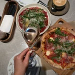 На месте Pizza Point заработало бистро Moa. В меню — микс Греции, Израиля и Испании, в интерьере — морское дно и люстра-медуза.