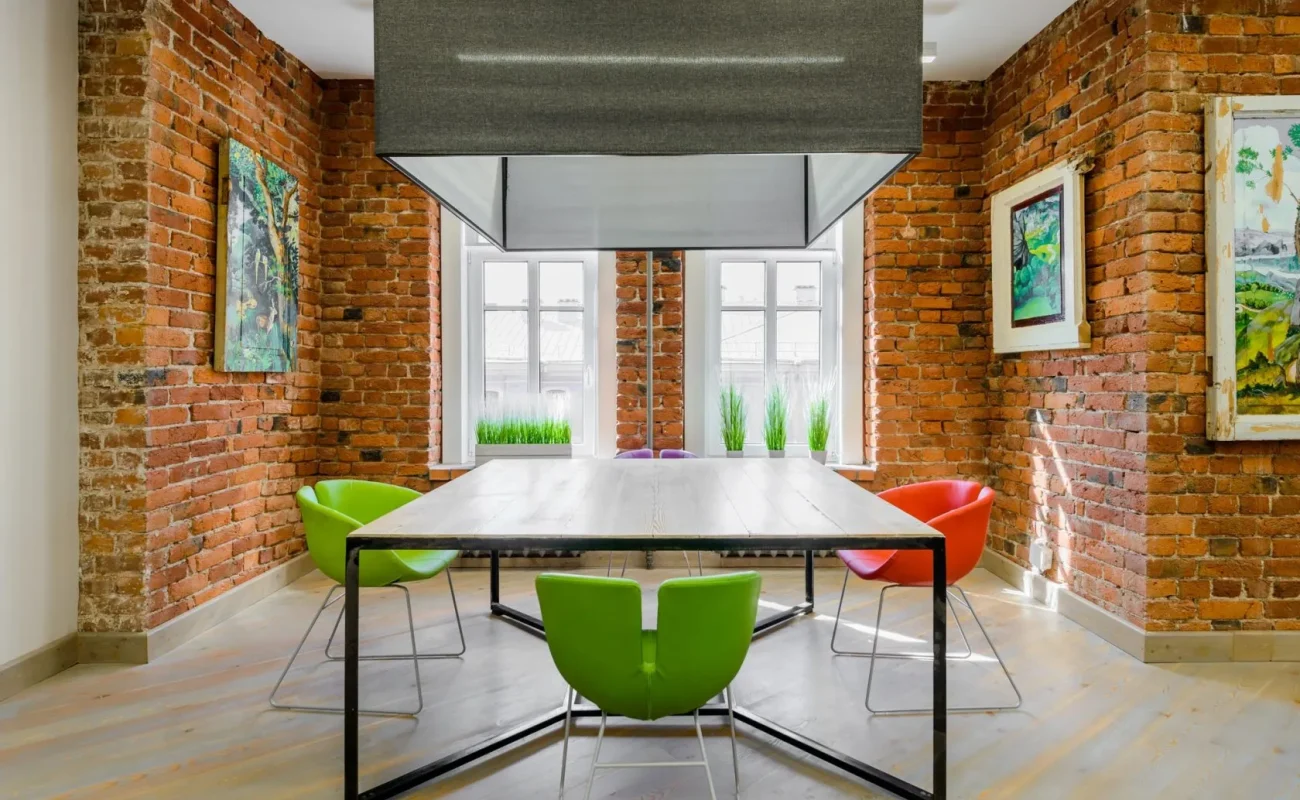 Санкт-Петербург — город, где фриланс и удаленная работа стали нормой жизни. В 2026 году рынок коворкингов северной столицы предлагает пространства на любой вкус: от исторических особняков с антикварной мебелью до футуристичных смарт-офисов с системой «умный дом». Мы составили актуальный рейтинг 10 лучших локаций, где можно продуктивно поработать, провести важную встречу или просто сменить домашнюю обстановку.