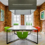 Санкт-Петербург — город, где фриланс и удаленная работа стали нормой жизни. В 2026 году рынок коворкингов северной столицы предлагает пространства на любой вкус: от исторических особняков с антикварной мебелью до футуристичных смарт-офисов с системой «умный дом». Мы составили актуальный рейтинг 10 лучших локаций, где можно продуктивно поработать, провести важную встречу или просто сменить домашнюю обстановку.