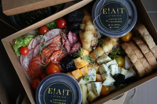 Eat Catering берёт на себя не только еду, но и всю логику мероприятия — меню, подачу и обслуживание на праздниках и деловых событиях в Петербурге.