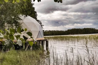 Sky Wood Hills на 40 гектарах, геокуполы Веззики на Ладоге, А-фреймы от 6000 ₽ под Приозерском — 12 глэмпингов с баней и купелью у воды.