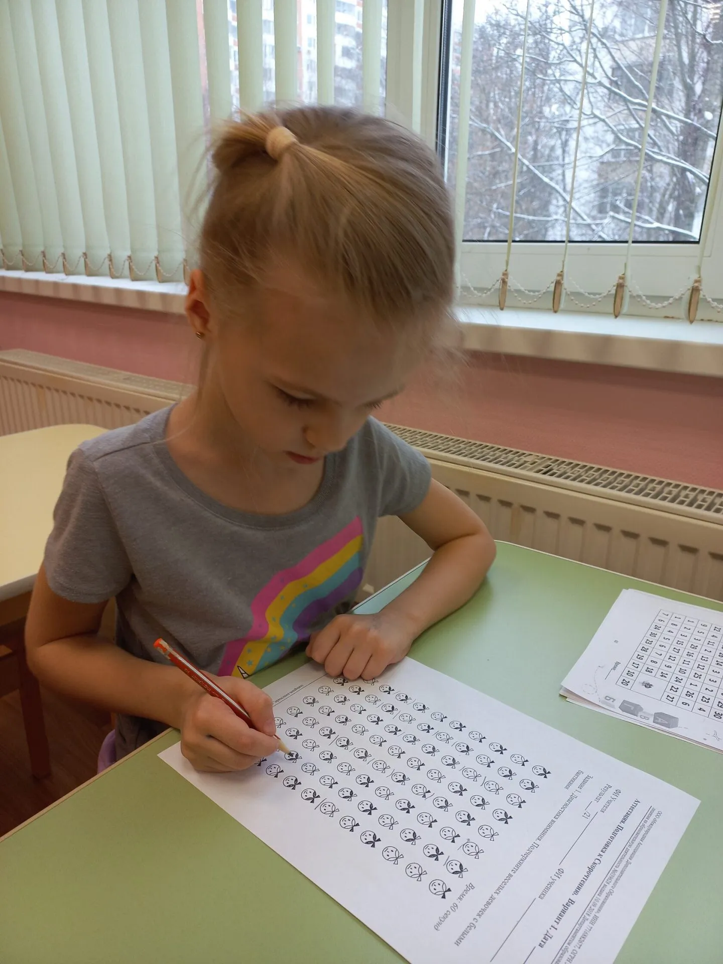 Девочка выполняет упражнение по скорочтению за столом в школе Schoolford