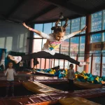 Skylife, GorillaPark и El Capitan с поролоновой ямой, ниндзя-полоса Activity Club, спелео-пещера «Выше радуги» — от 300 ₽ за сеанс.