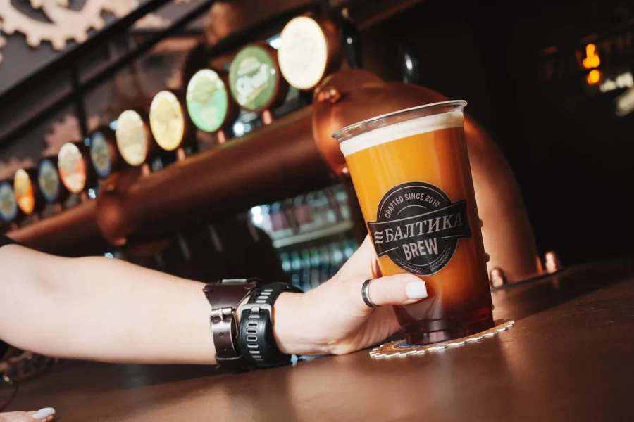 В Севкабель Порту открылся стимпанк-бар «Балтика Brew» с эксклюзивными сортами пива 16 В пространстве «Севкабель Порт» открылся первый поп-ап бар «Балтика Brew», оформленный в эстетике стимпанка. Проект будет работать в течение всего теплого сезона и станет частью одноименной экосистемы премиального российского пивоварения, объединяющей новые сорта, авторские рецептуры и современные подходы к развитию пивной культуры.